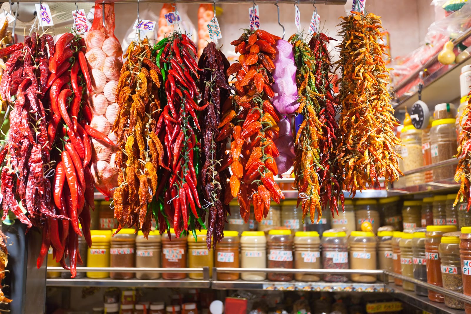 Ristras de chiles secos colgadas en una tienda latina