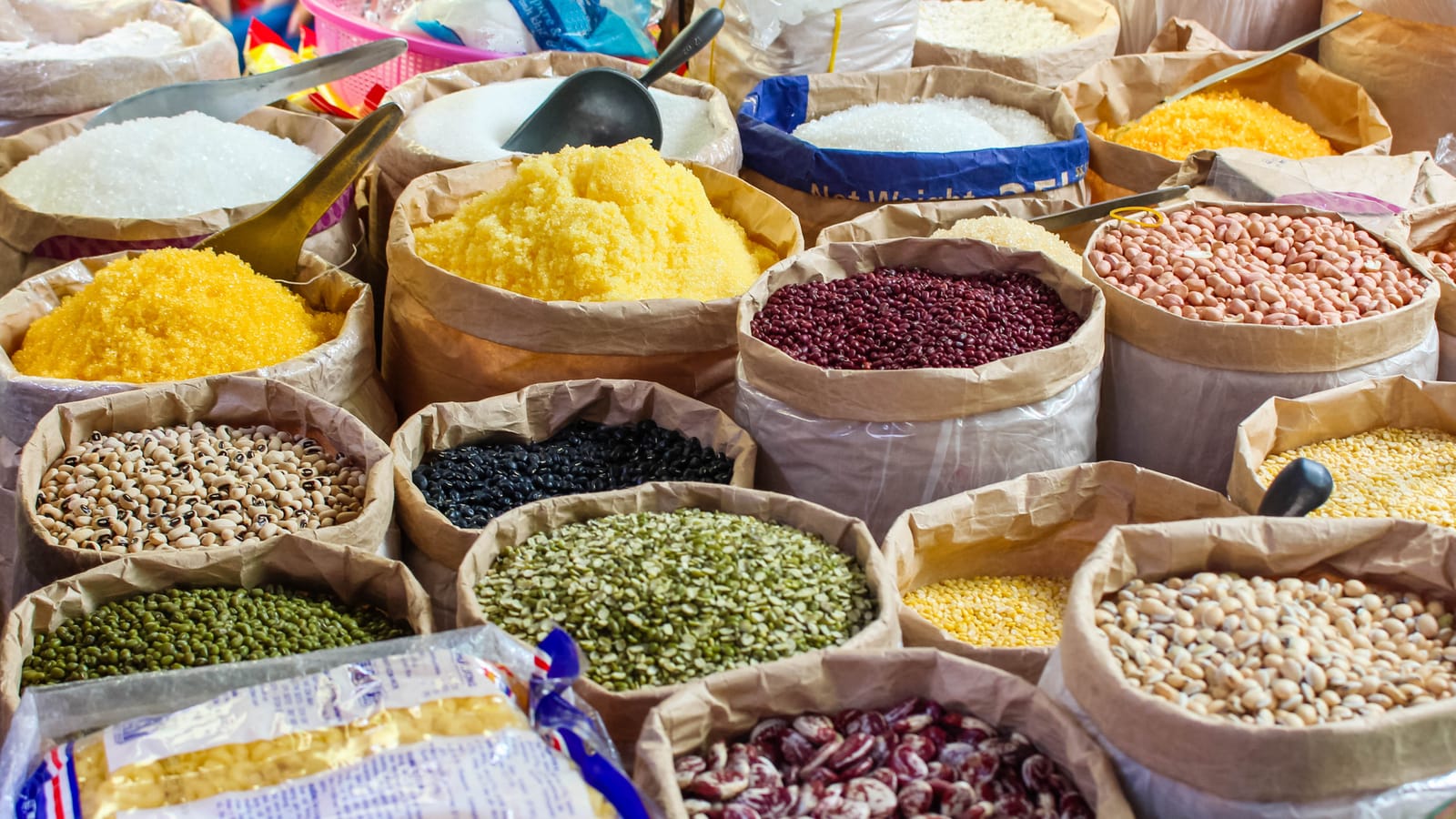 Sacos de frijoles, maíz y semillas a granel