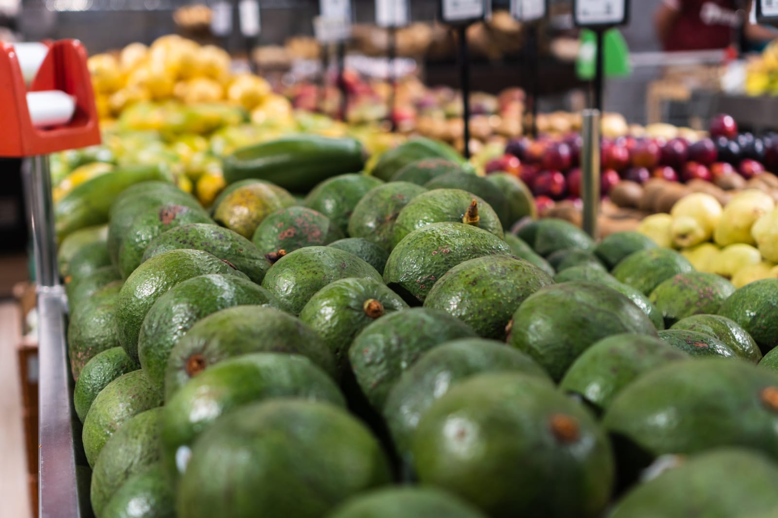Aguacates en la sección de frutas y verduras